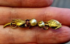 Anstecknadel Brosche gold mit zwei Perlen und rotem Stein