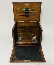 Antiker Schreibwarenschrank Schreibkasten Briefablagen aus Eiche mit Tintenfässern und Schlüssel
