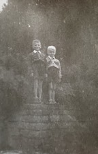 Zwei kleine Jungen stehen 1956
