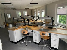 Freuding 13´er Arbeitstisch mit F1-Leuchten & Zubler Zentral-Absaugung #01000