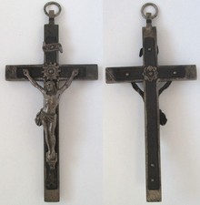 altes religiöses Brustkreuz