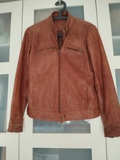 Cognacfarbene Damenlederjacke.