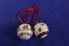 2 Porzellan-Weihnachtskugeln – Festliche Christbaumkugeln mit roten Bändern