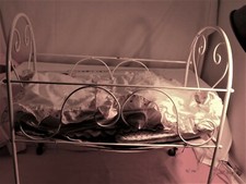 altes Puppen Bett aus Metall 