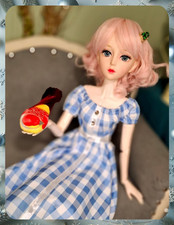 Das Mädchen mit den lockigen rosa Haaren BJD Puppe im blauen Landhauskleid 60cm