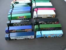 MODELLAUTOS 1:87 DEUTSCHE WERBE-TRUCKS ZUGMASCHINE MIT AUFLIEGER 42 STÜCK