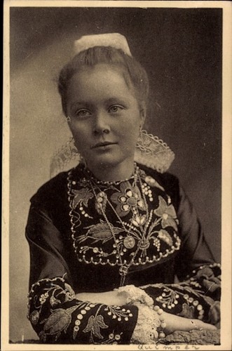 Junge frau auf quimper - junge,