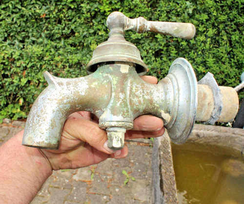 Sehr grosser wasserhahn - sehr,