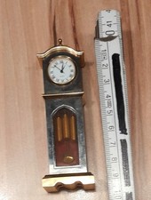 Miniatur Quarzuhr aus Messing