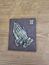 Wandrelief betende Hände