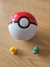 Pokeball Mit 2 Pokemonfiguren