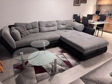 Großes Ecksofa mit grauem