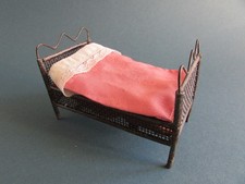 kleines Metallbett für die antike Puppenstube
