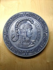 Antiker Wandteller aus Steinzeug – Minerva-Motiv, seltenes Sammlerstück