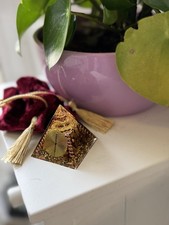 Orgonit-Pyramide mit Tigerauge handgefertigt  Kristallpyramide Mit Samtsäckchen