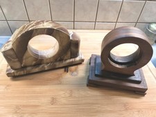 2 Uhrengehäuse/Halter, eins aus Speckstein/Marmor? und eins aus Holz 