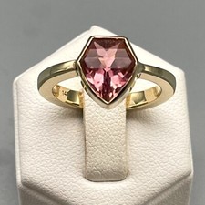 GOLDSCHMIEDE HANDARBEIT DAMENRING MIT TURMALIN AUS 585/- GELBGOLD WERT 1998,-€