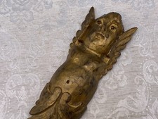 Beflügelter Putto Engel alte Wandapplike aus Holz, handgeschnitzt und vergoldet