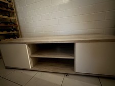 TV-Board, 37 cm hoch, 53 cm tief und 136,5 cm breit