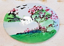 366 - Porzellanbrosche ein Baum im Wind 37 x 27 mm Anstecknadel goldfarben