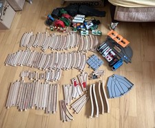 Brio Eisenbahn mit vielen batteriebetriebenen Zügen