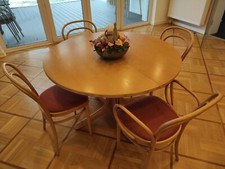 Thonet-Esstisch mit 8 Stühlen und 4 Zusatzplatten