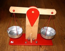 Selecta Holz-Waage für Kaufladen etc.  + 4 Gewichten Waldorf-Pädagogik