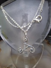 Anhänger Edelstahl Triskele amutig fein 25x18 mm + Kette 46 cm