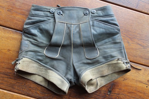 Kurze latzlederhose aus grauem - latzlederhose,