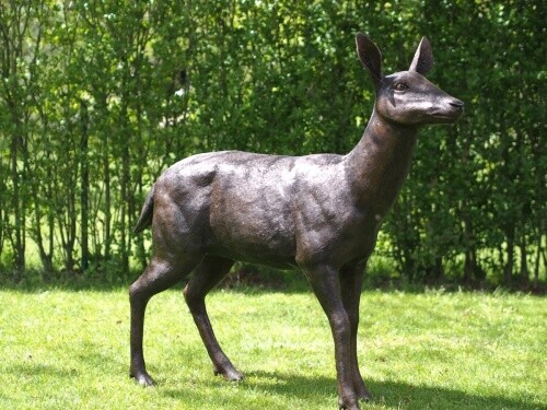 Bronzefigur hirschkuh - bronzefigur,