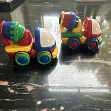 Zwei Betonmischer Spielautos Von Jackpot mit Friktion und drehender Trommel