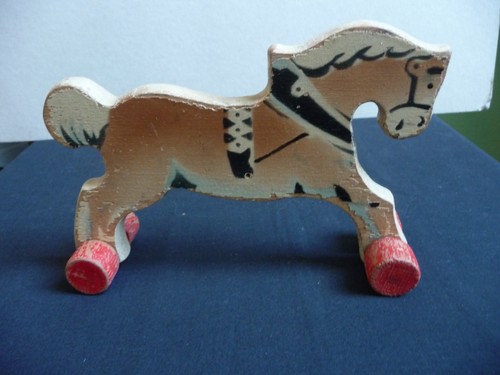 Altes spielzeugpferd aus holz - altes,