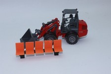 Sitzbank orange Bahnsteig