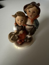 Goebel Figuren " Junge & Mädchen mit Korb" Nr 94 ca 12cm Groß