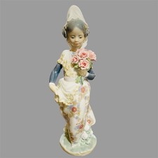 Lladro VALENCIAN GIRL WITH