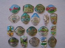 19 x Konvolut Wanderstock Schild Embleme Abzeichen Wanderstocknägel Pins Buttons