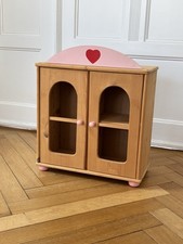 Bezaubernder Puppenschrank /