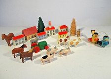 Konvolut antik Erzgebirge Spielzeug 10Reifentiere 2Vögel 6Häuser 2Bäume 1Traktor