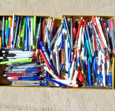 Kiste mit 250+ Kugelschreibern