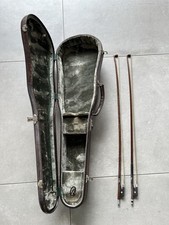 Zwei Violinbögen von 1959 im Krokodilleder Geigenkasten grün ausgekleidet