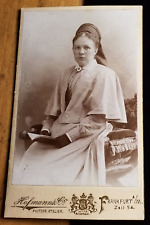 junge Frau - Haube Kreuz Buch- Krankenschwester ? CDV Hofmann & Co. Frankfurt aM