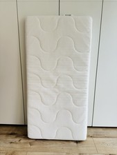 IKEA Babybettmatratze mit Matratzenschoner – wie neu
