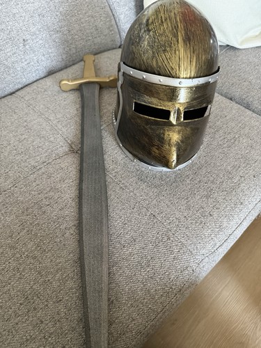 Ritterhelm mit holzschwert - ritterhelm,