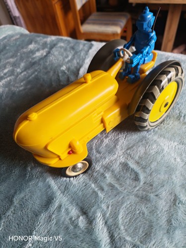 Russischer roboter traktor der - roboter,