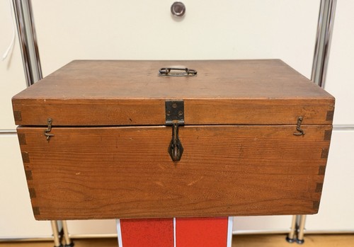 Alte transportkiste mit deckel - mit,
