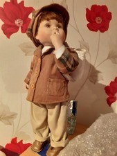 künstlerpuppe porzellan Junge auf Wanderschaft Höhe ca. 44 cm auf Ständer