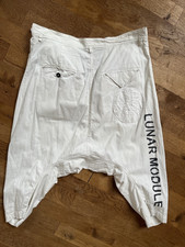 Hose, rundholz-DIP*, in S, weiß mit Schablonenprint & NASA Aufnäher, getragen