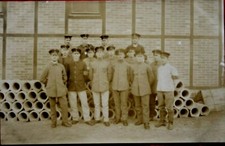 34800 Foto AK Gruppe von Arbeitern Eisenbahner vermutl. Grube Ilse Großräschen 