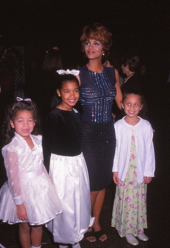 Dia halle berry - dia, mikaela