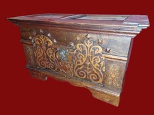 Kleine Intarsien-Truhe aus dem